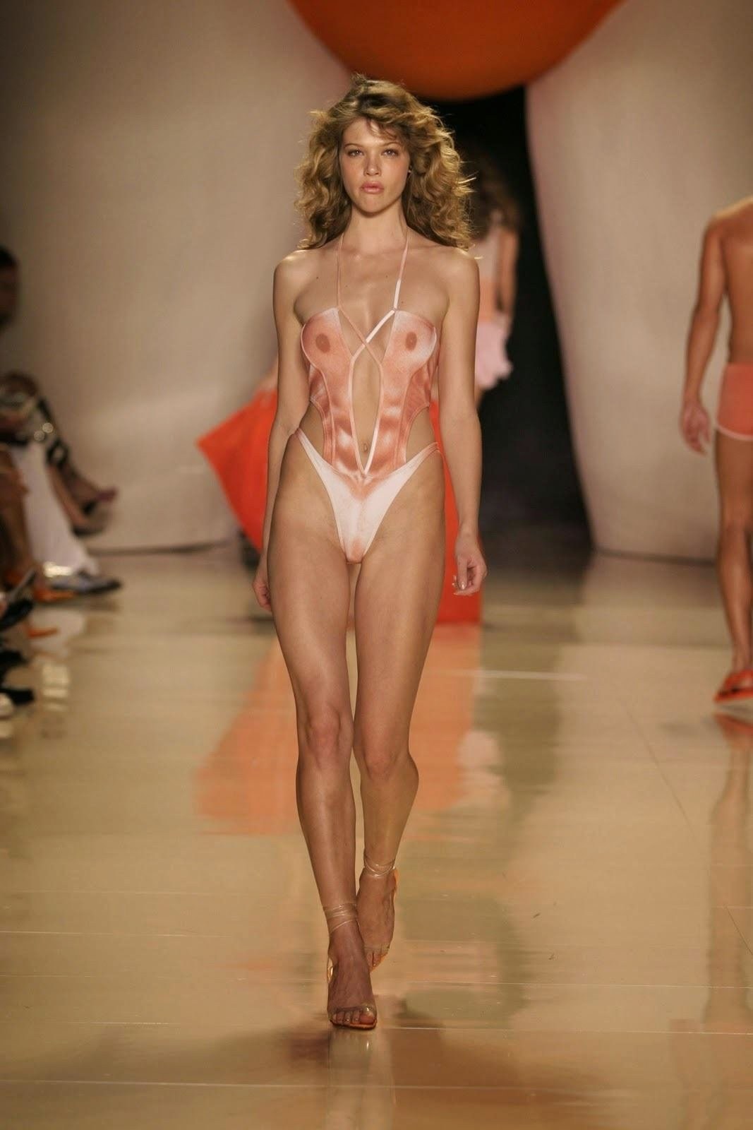 Modelo de moda completamente desnuda