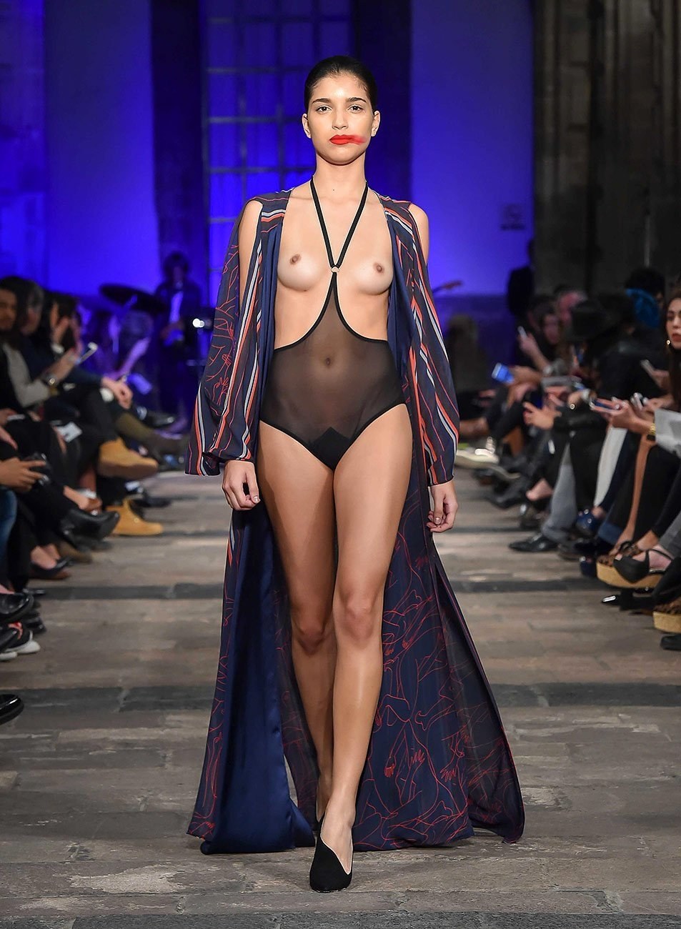 Modelos de moda desnudos en espectáculos