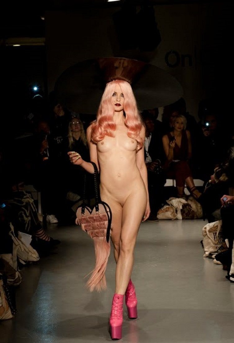 Moda desnuda Charlie le Mind