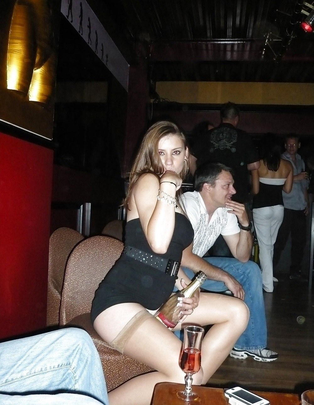 Chicas borrachas en el club