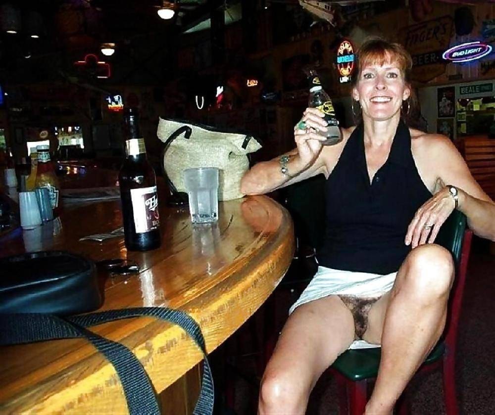 Mujer sin bragas en el bar