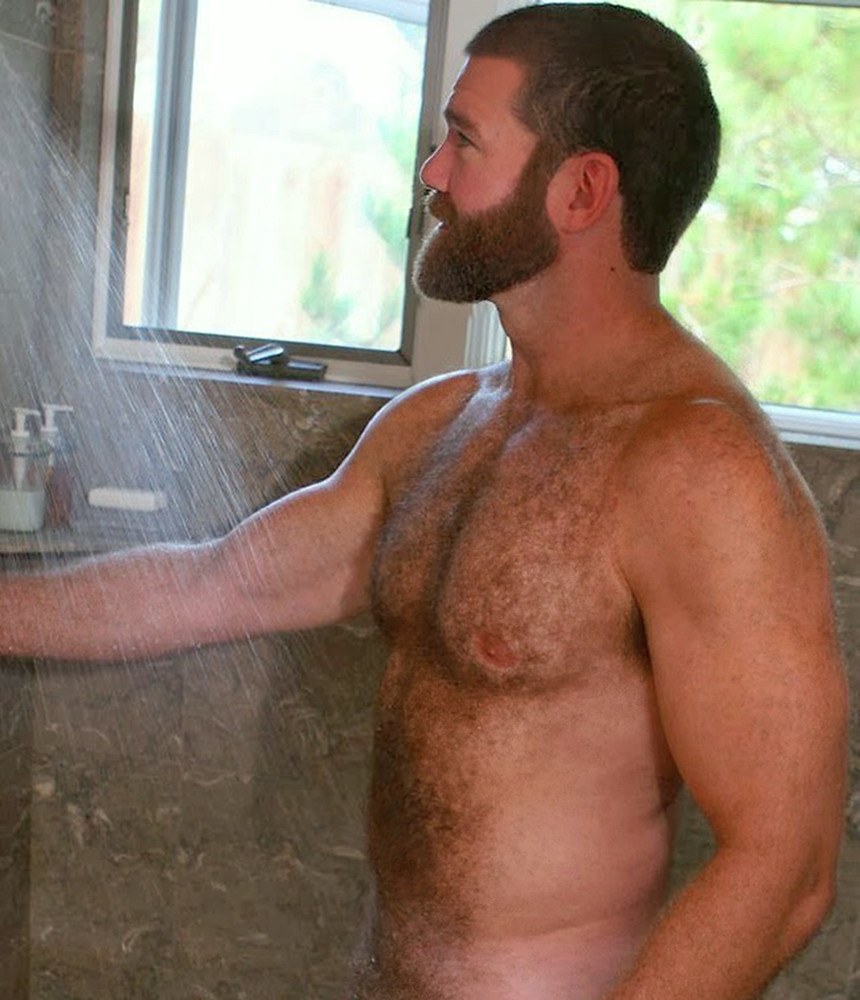 Hombres peludos desnudos en la naturaleza