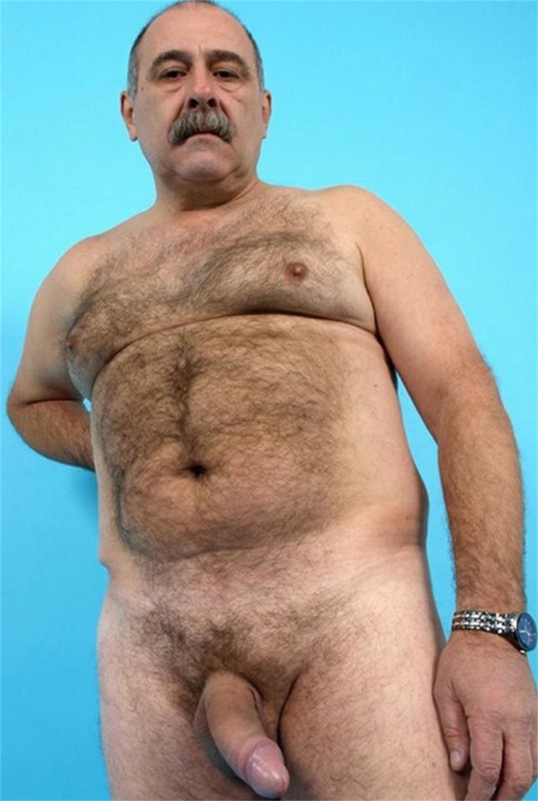 Hombres de ancianos peludos desnudos