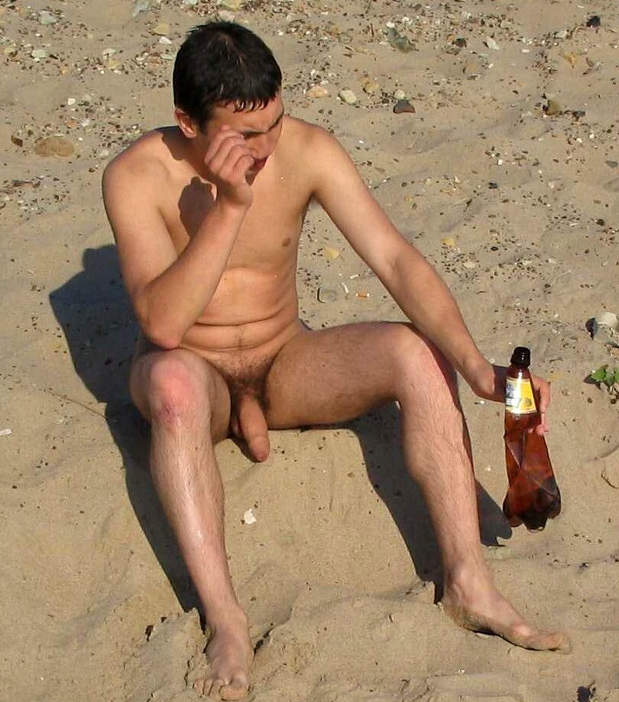 Chicos tomando el sol desnudo