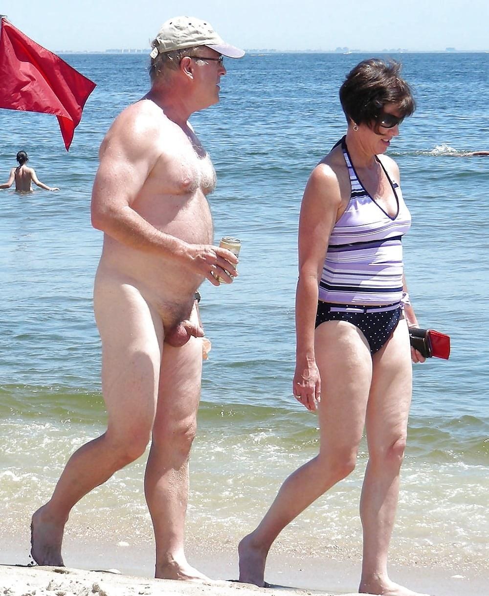 Chicos desnudos en pantalones cortos en la playa