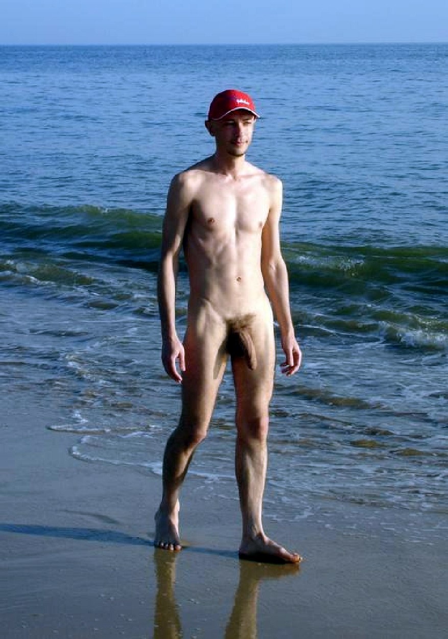 Chicos rusos desnudos en la playa