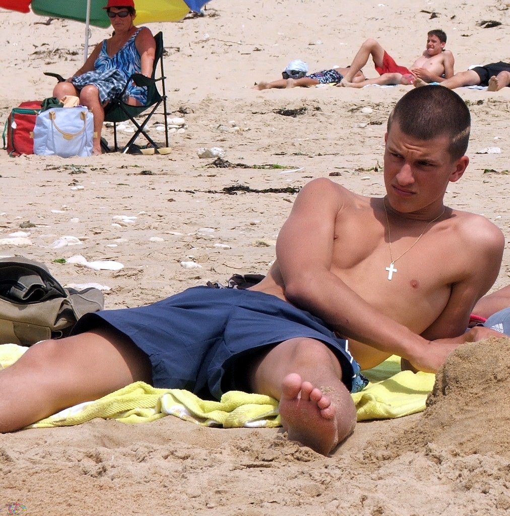 Los chicos toman el sol