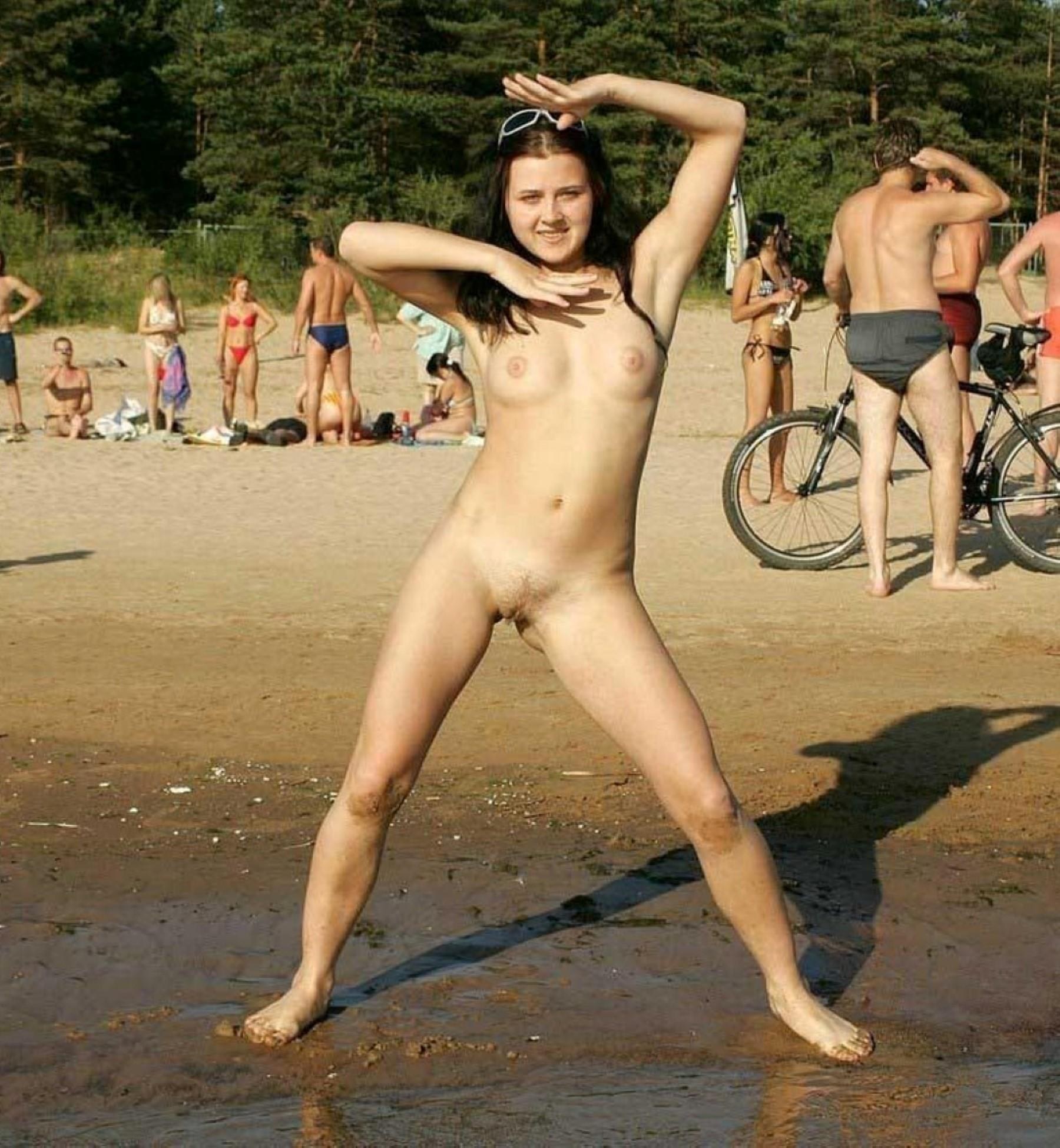 Nudistas bailando desnudos en una fiesta de cumpleaños - porno ttelka.com