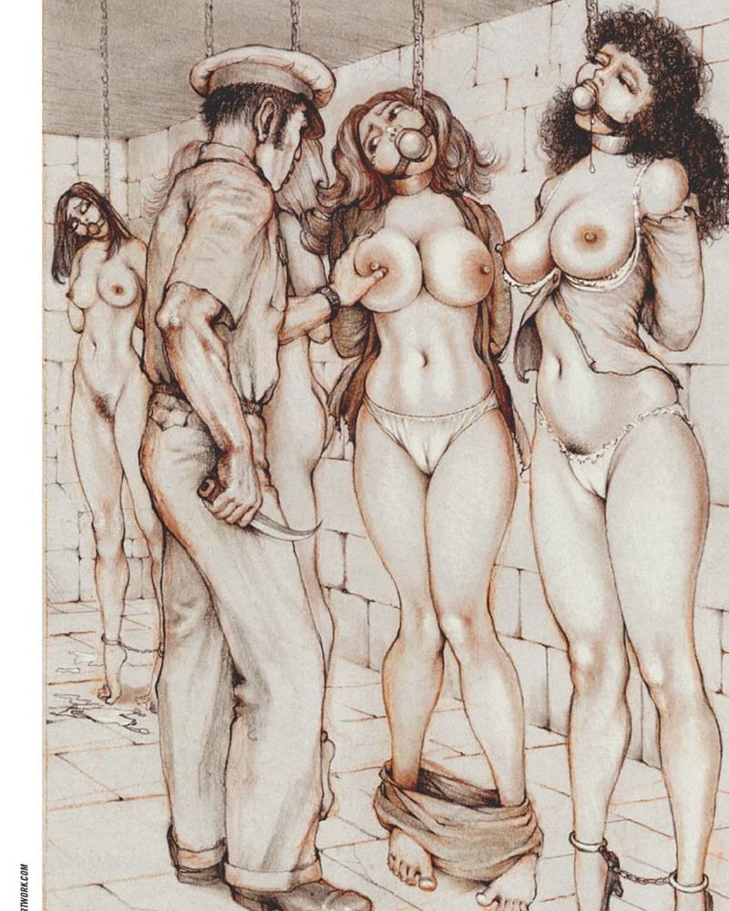 Mujer desnuda en plantación