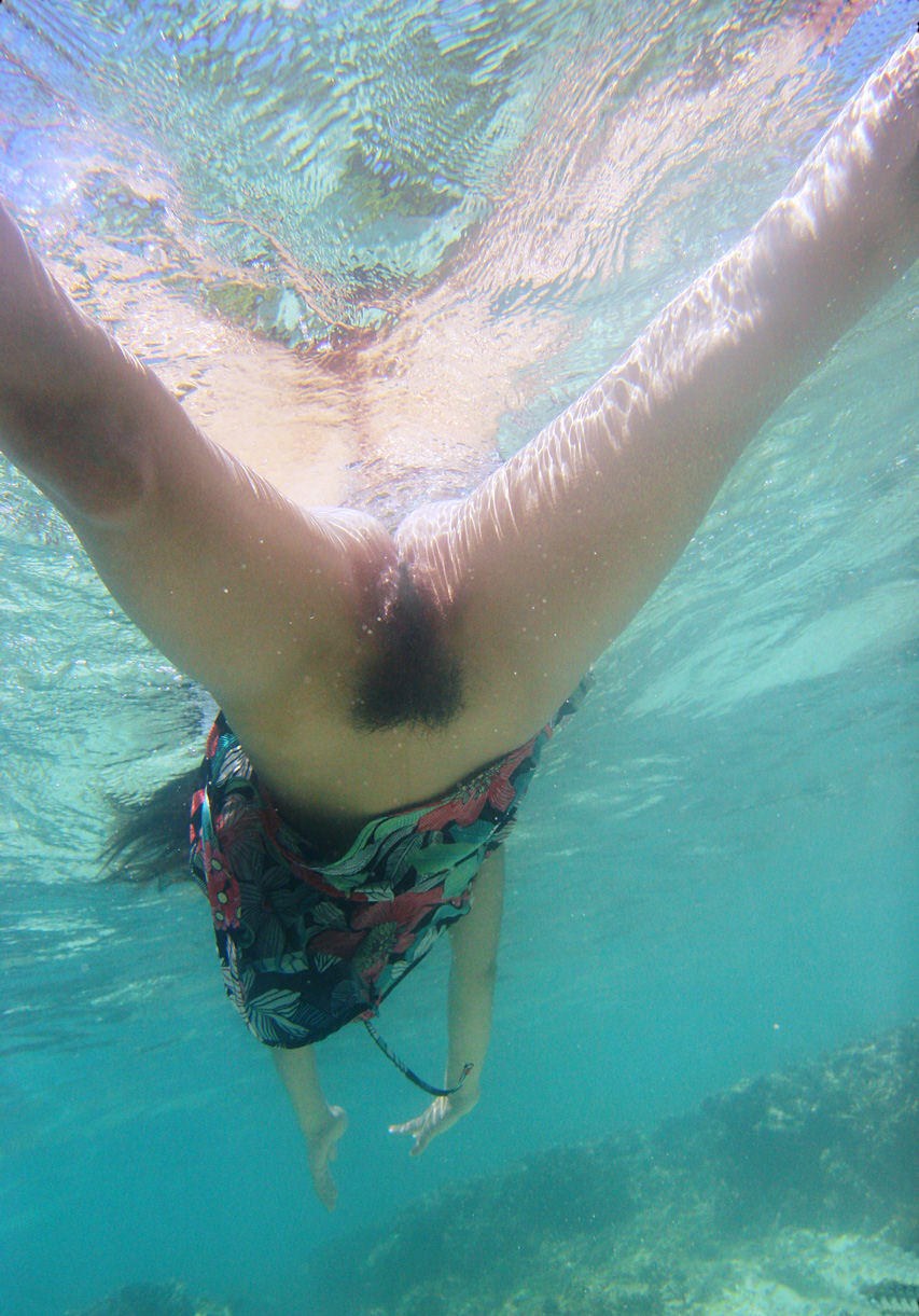 Natación bajo el agua desnuda