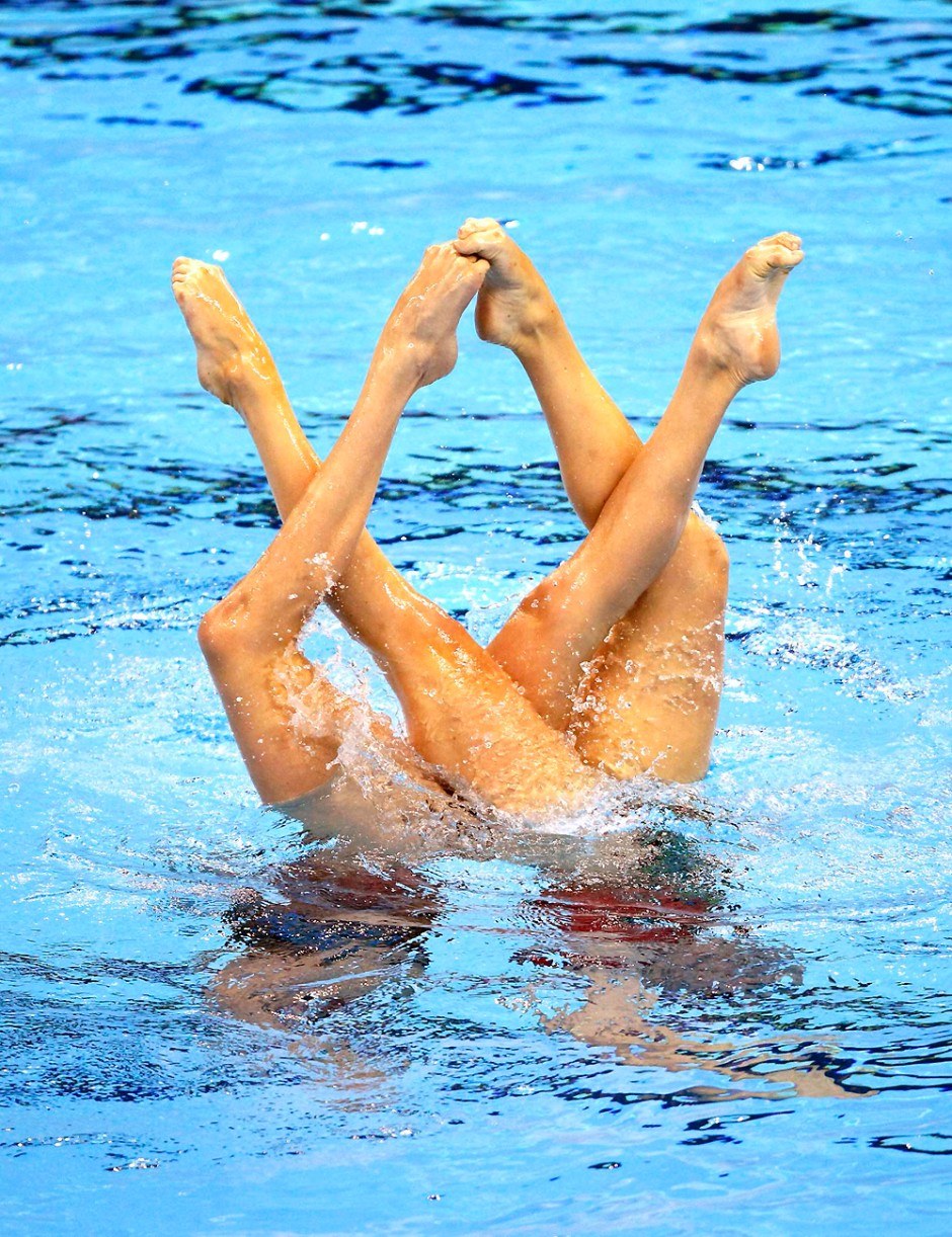 Natación sincrónica desnuda