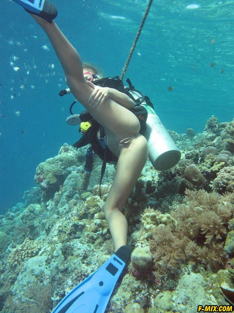 Desnudo con buceo muñeco bajo el agua