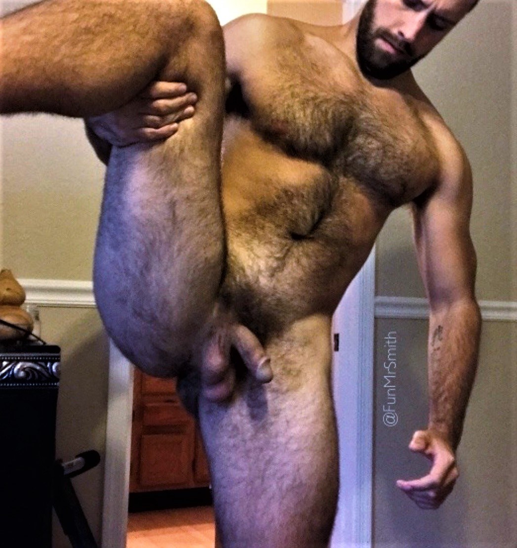 Hombres desnudos con cuerpo peludo