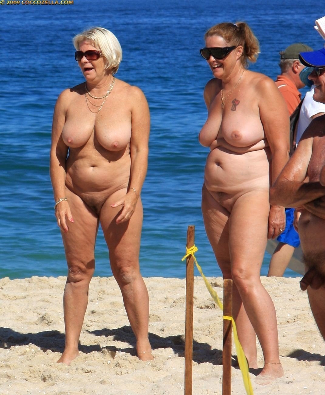Mujeres de ancianos desnudas en la playa