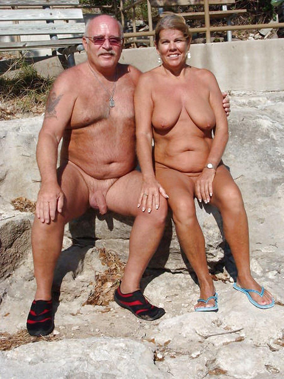 Viejos nudistas