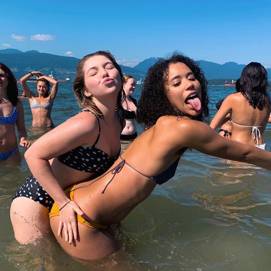 Courtney iton en bikini