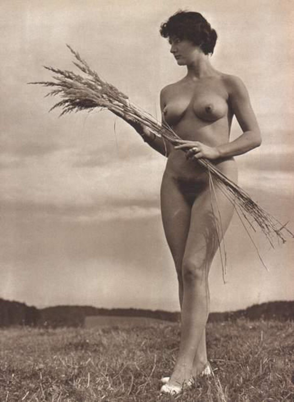 Mujeres desnudas retro en la naturaleza