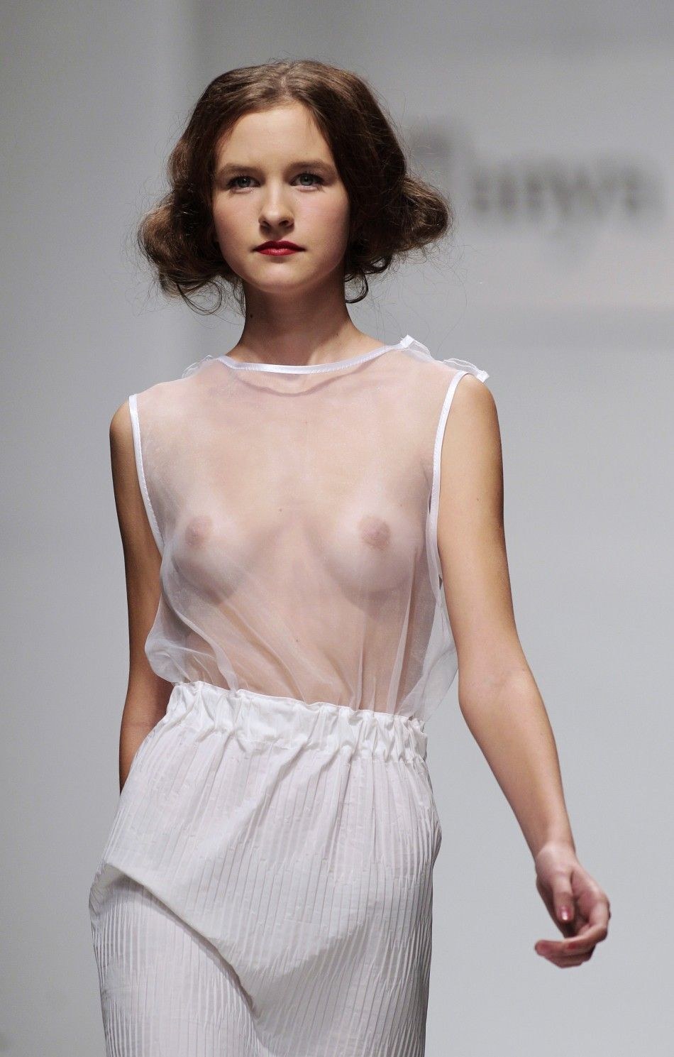 Pechos pequeños en ropa transparente