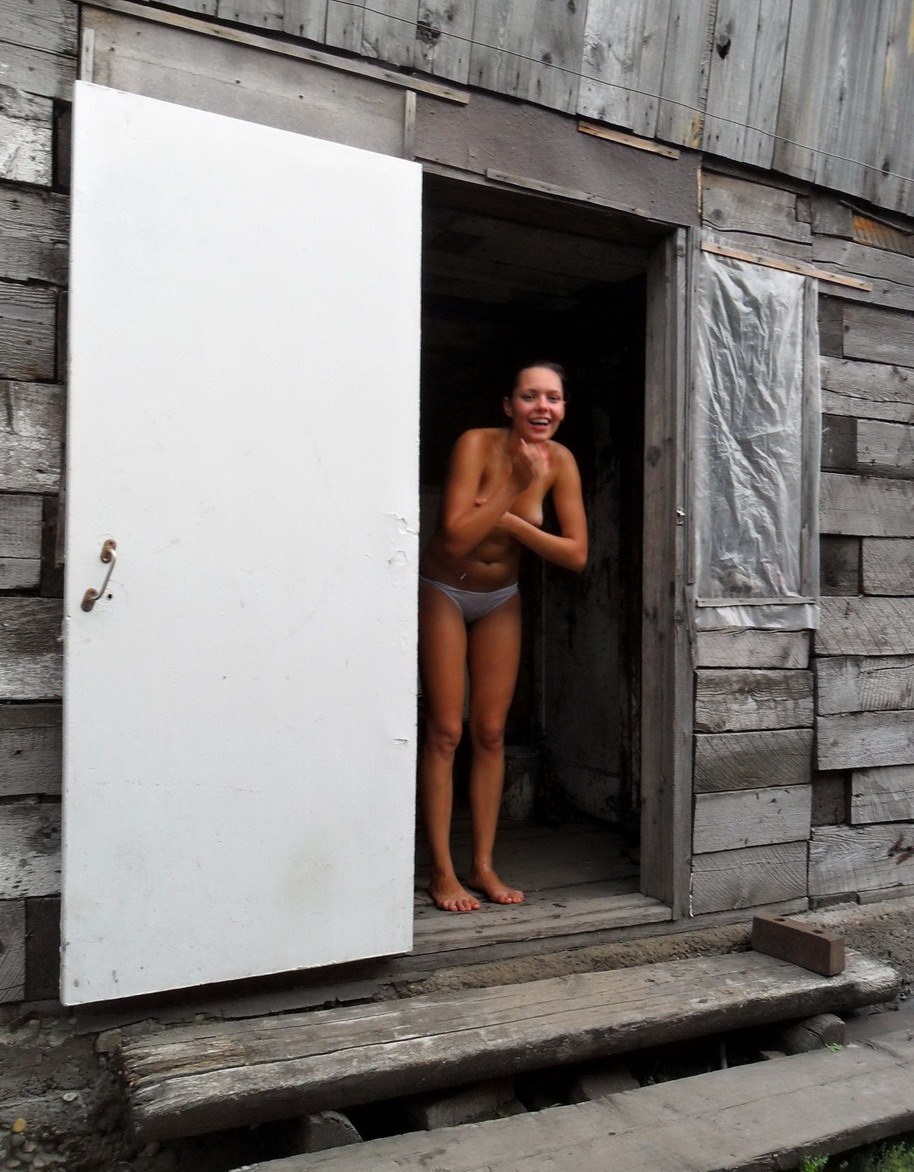 Espiado en un baño de pueblo