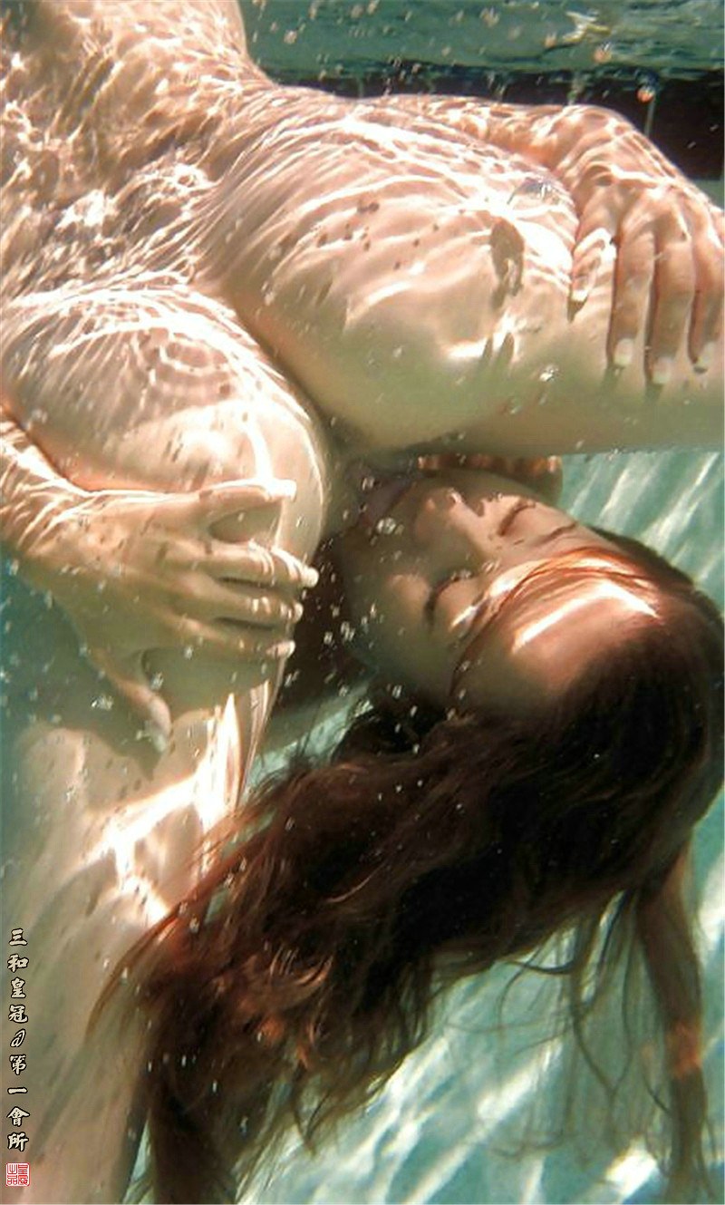 Chicas desnudas en agua