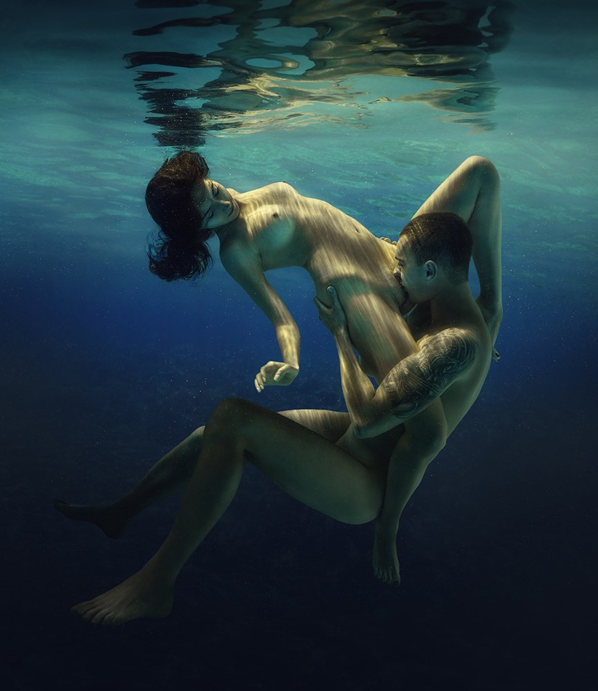 Hombre y mujer desnudos en agua