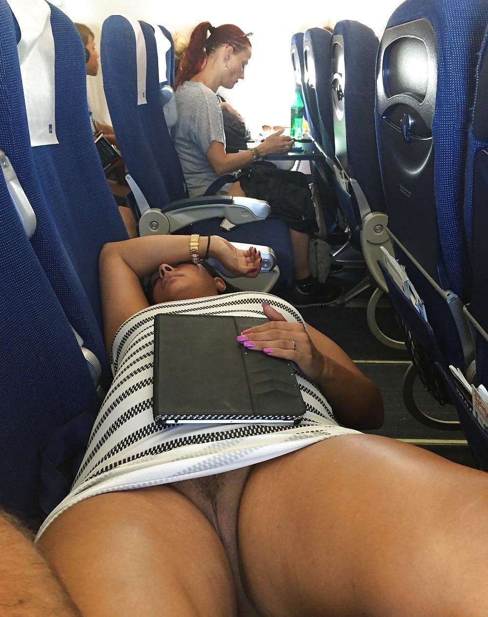 Mujeres desnudas en el aeropuerto