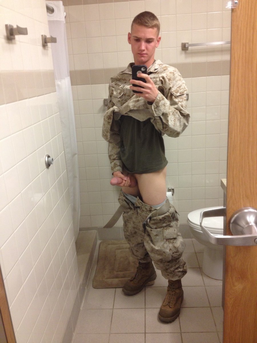 Jóvenes desnudos en el ejército