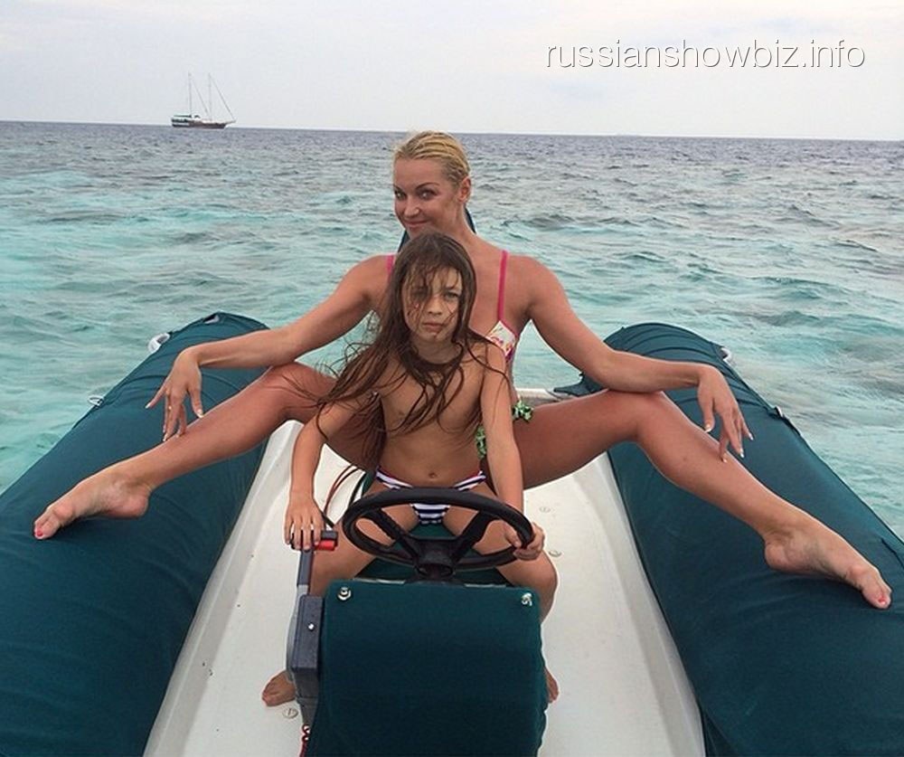 Anastasia desnuda Volochkova con su hija