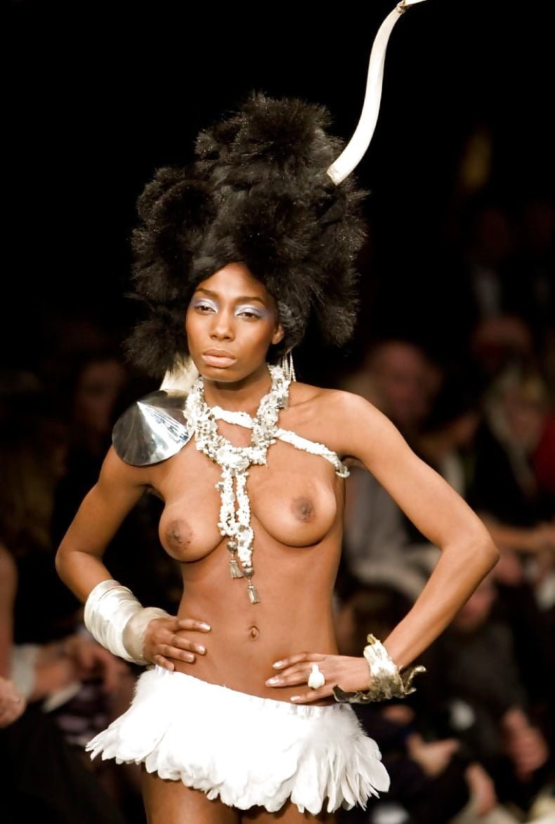 Tyra Banks desnuda en el desfile de moda