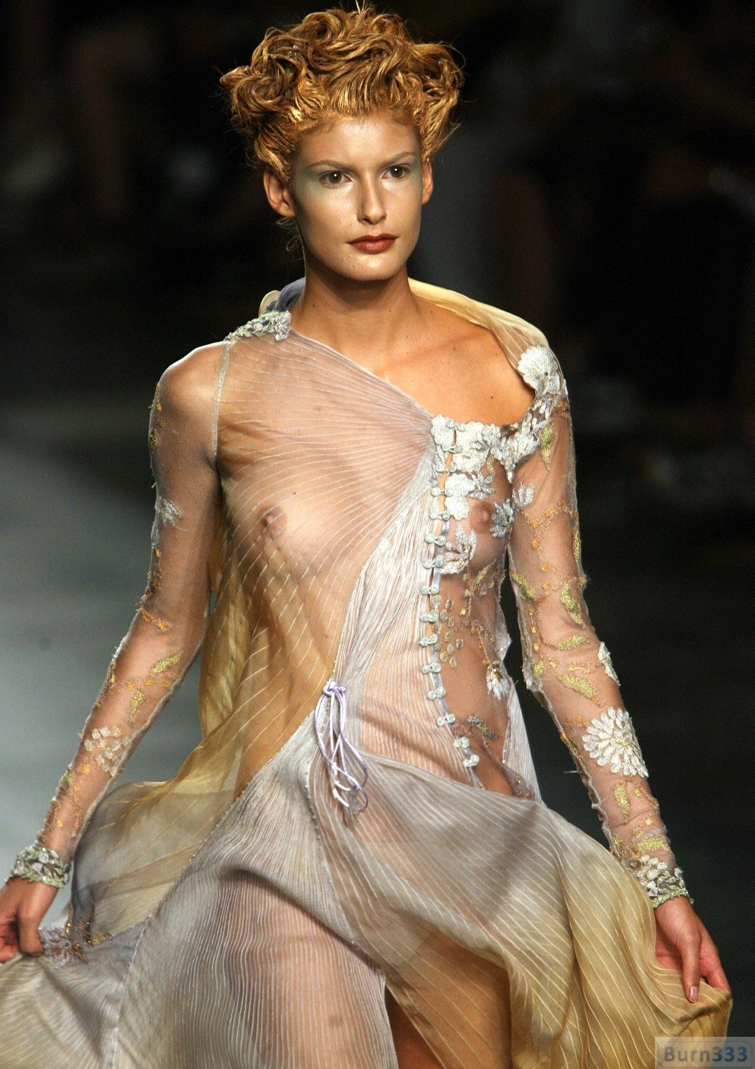 Ropa transparente en el podio desnudo