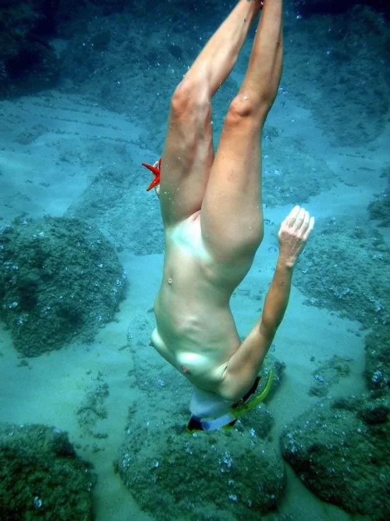 Nadadas bajo el agua desnuda