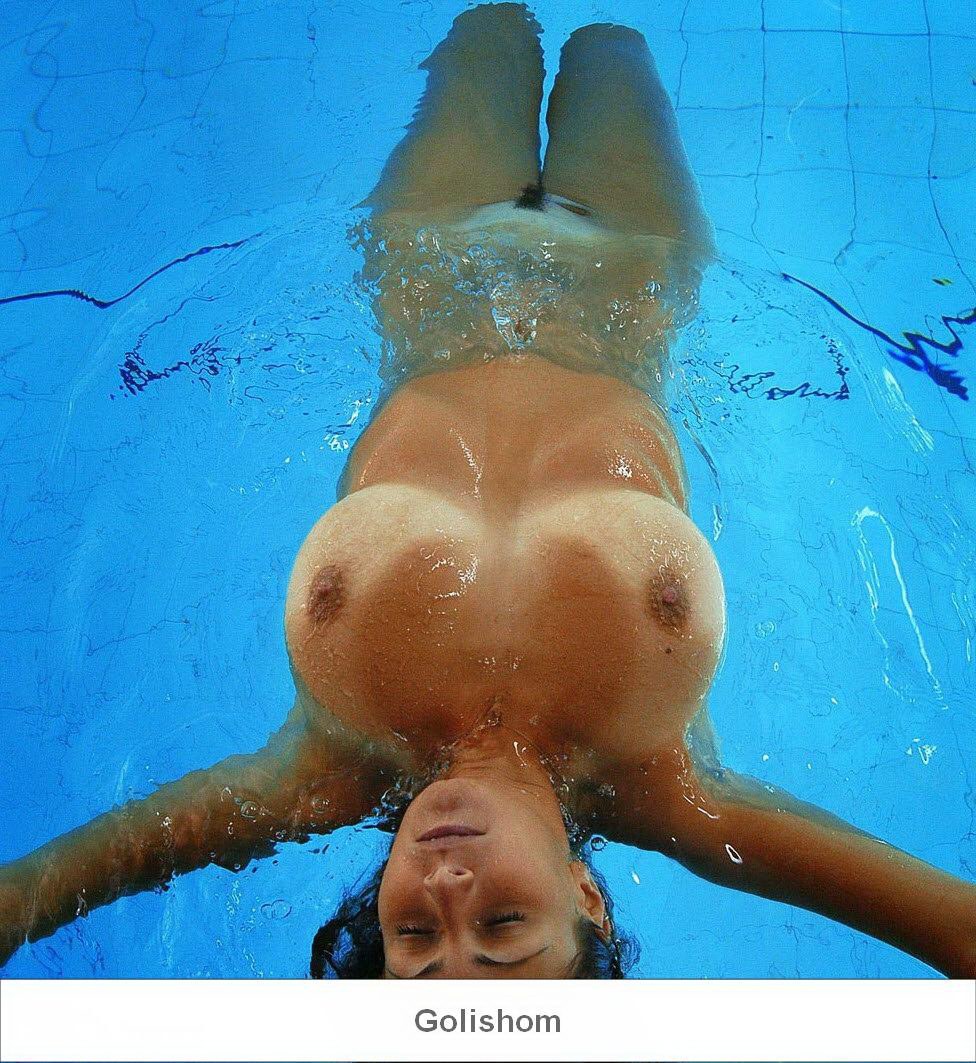 Desnudo en la piscina