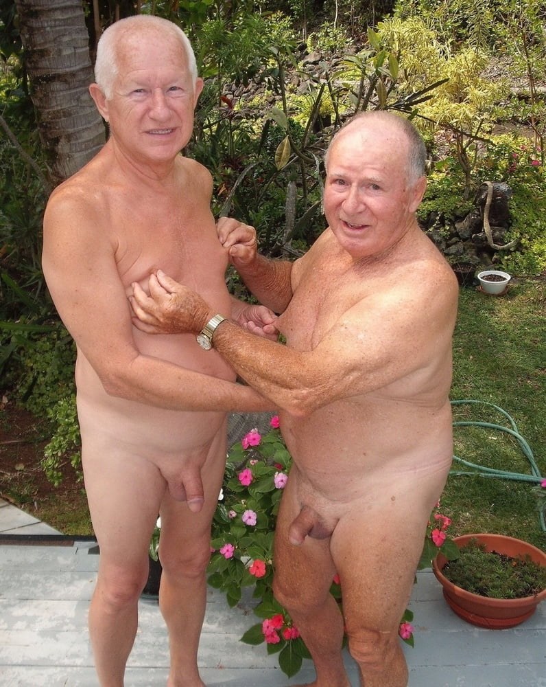 Ancianos completamente desnudos