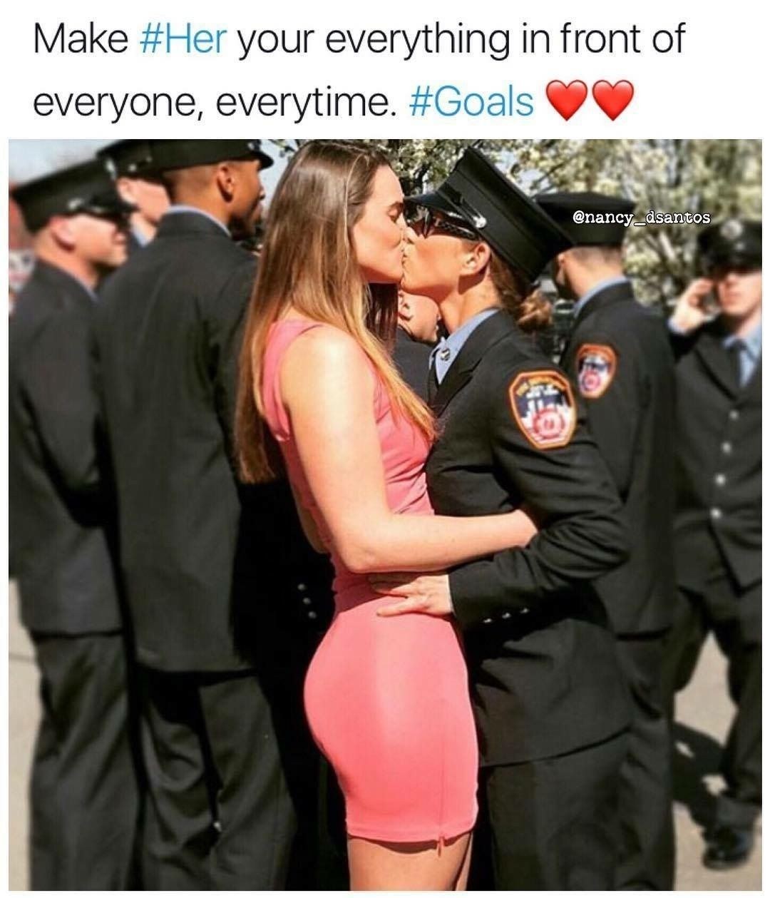Policía y niña de pareja