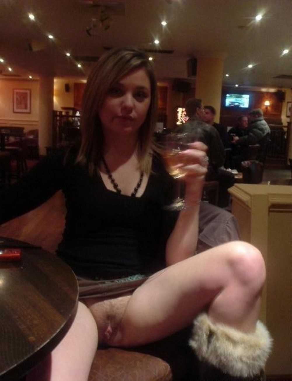 Chica sin bragas en un café privado