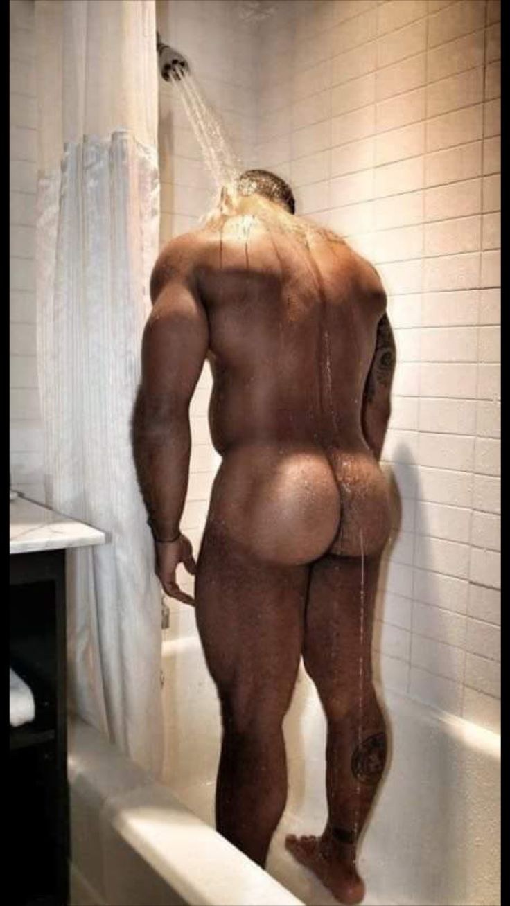 Chico desnudo con un gran botín