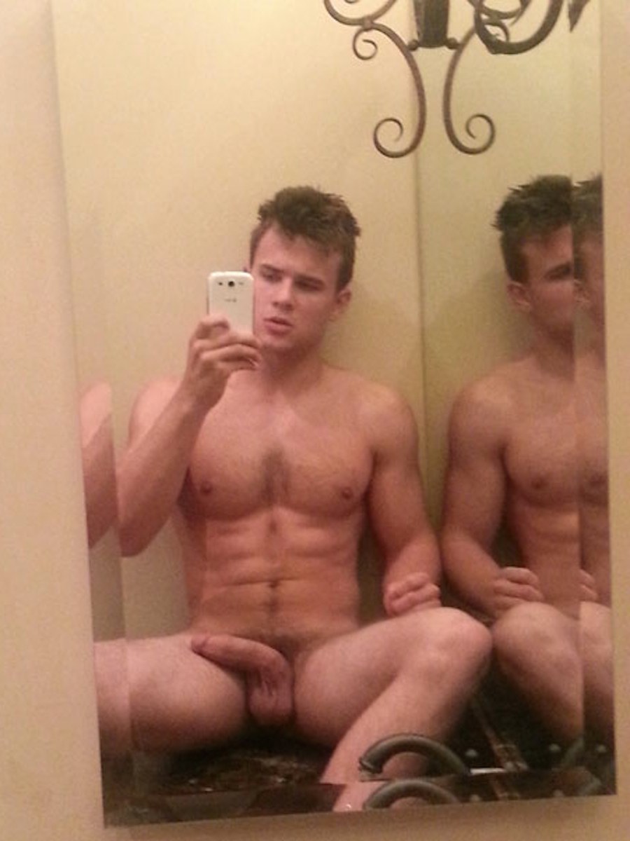 Chicos rusos desnudos frente al espejo