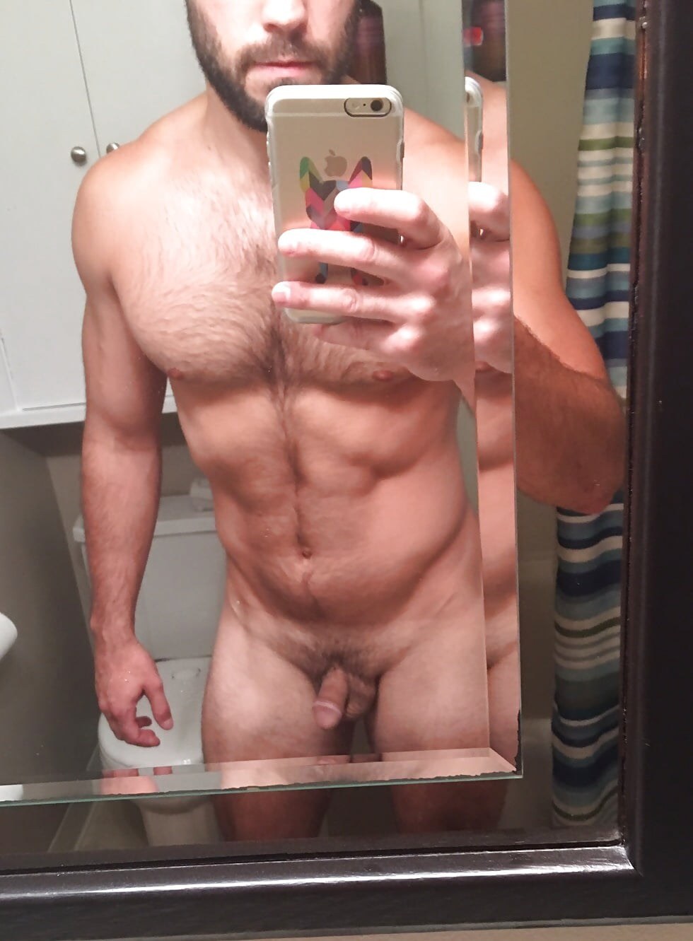 Chico desnudo frente al espejo