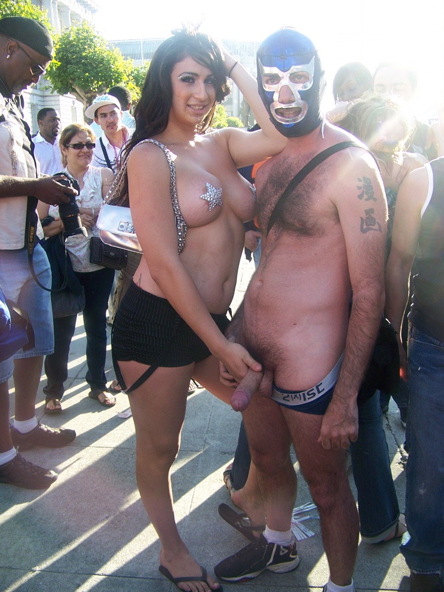 Erección en el festival desnudo