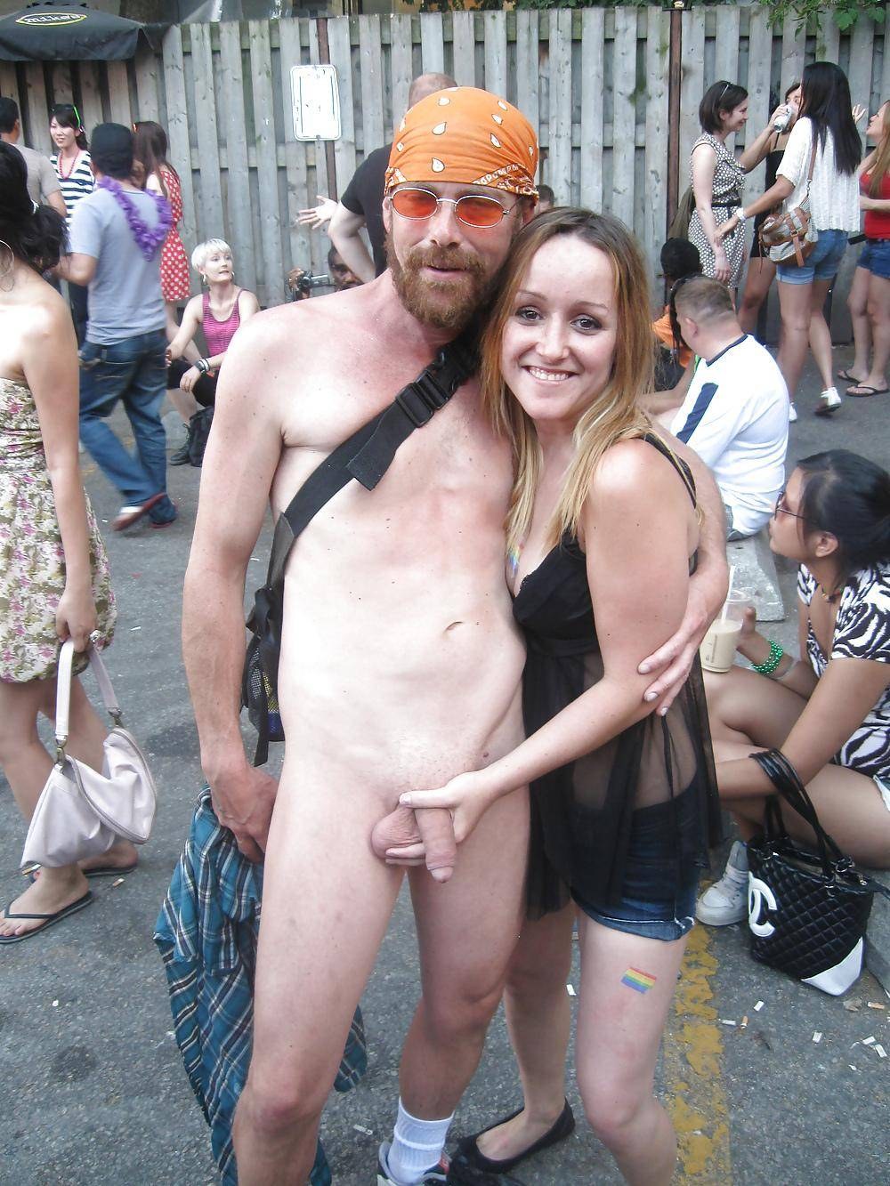 Mujer vestida de hombre desnudo