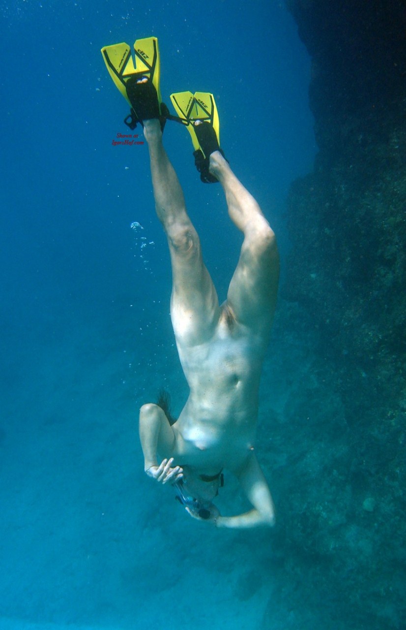 Submarino nadando una mujer desnuda