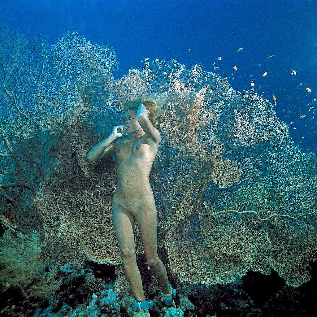 Nadando submarino desnudo