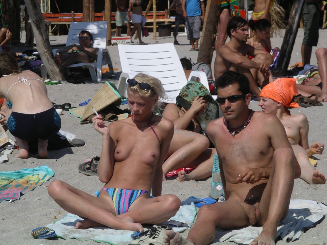 Desnudo en una playa común kazantip