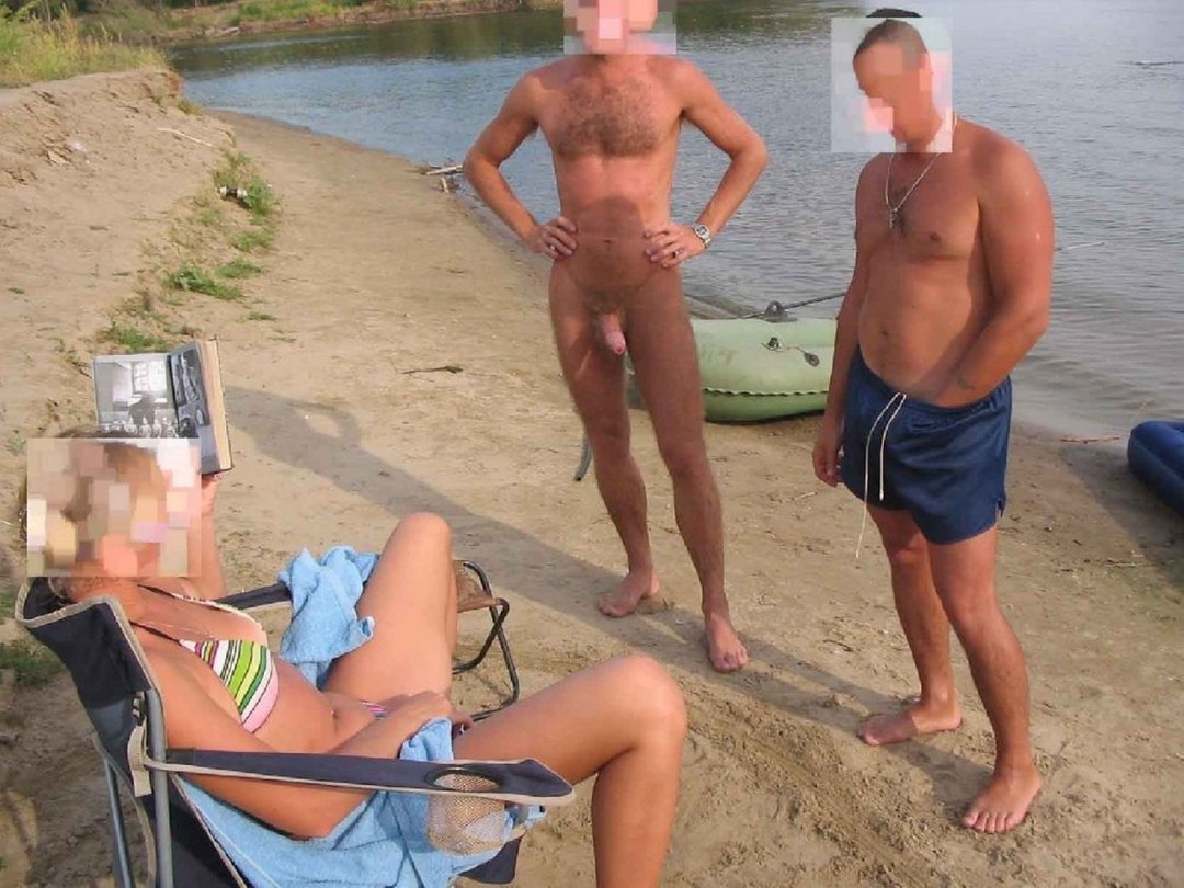 Chico desnudo en una playa pública