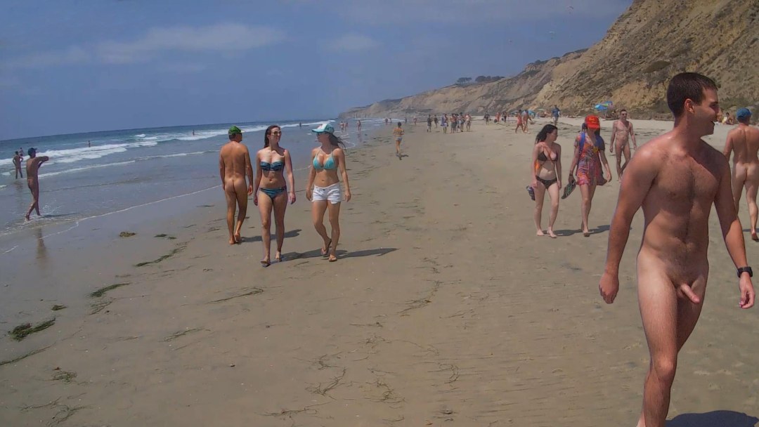Hombres desnudos en una playa común
