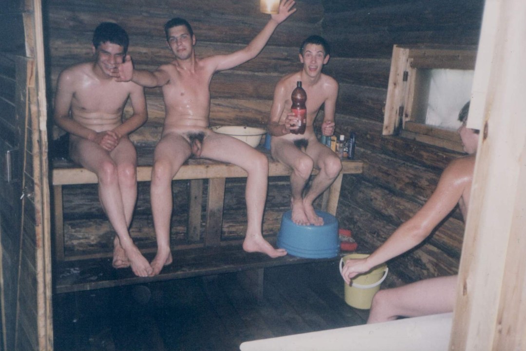 Hombres desnudos en un baño público