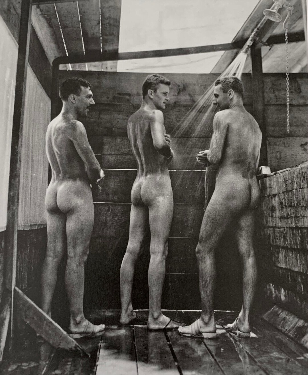 Chicos desnudos en la casa de baños retro
