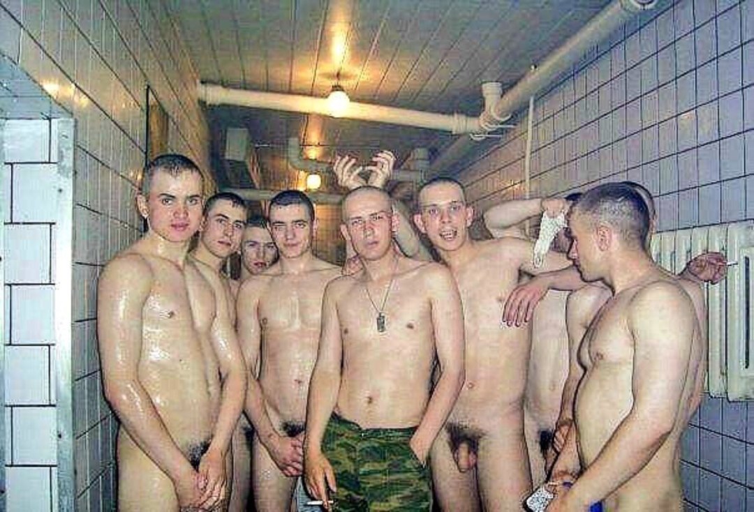 Chicos desnudos en el ejército en la casa de baños