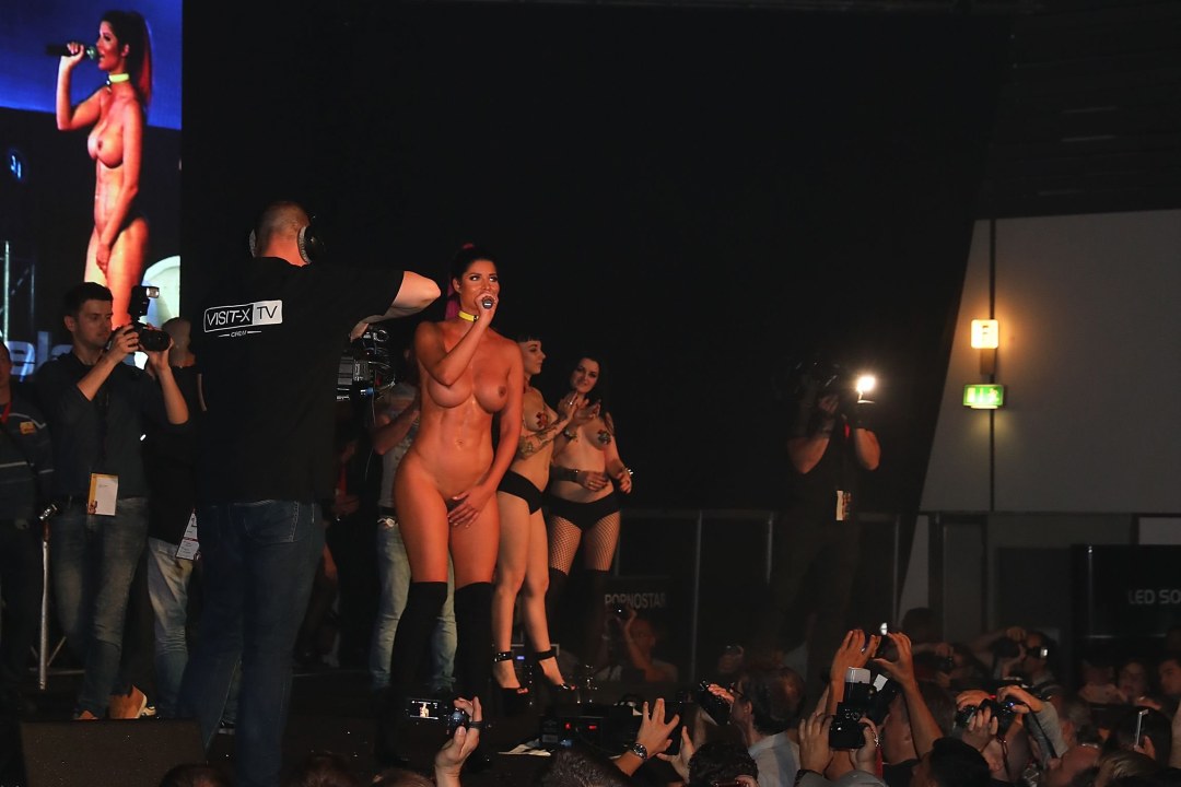 Las chicas se desnudan en el escenario