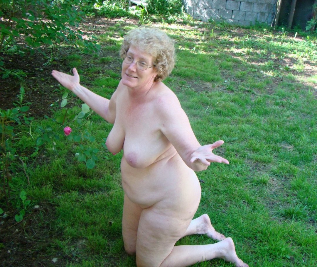 Viejas abuelas desnudas en el país